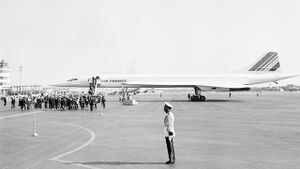 ShahanshahAryamehrGiscard d’EstaingTehranArrivalMehr2535a.jpg