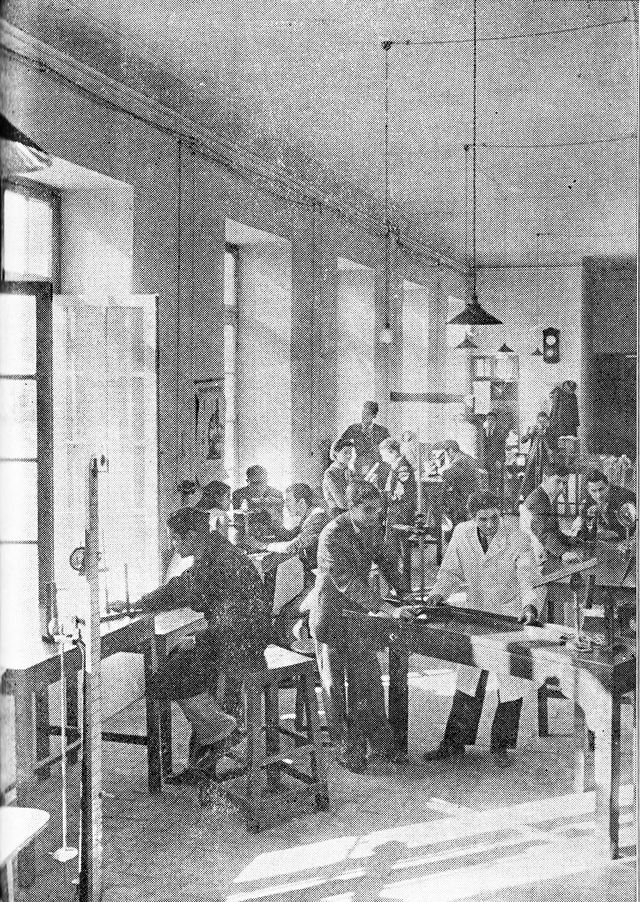 پرونده:TehranUniversityFacutlyScienceLab.jpg - مشروطه