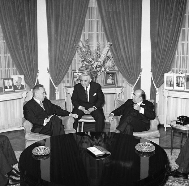پرونده:AlexeiKosyginMeetingPrimeMinisterHoveyda1347.jpg