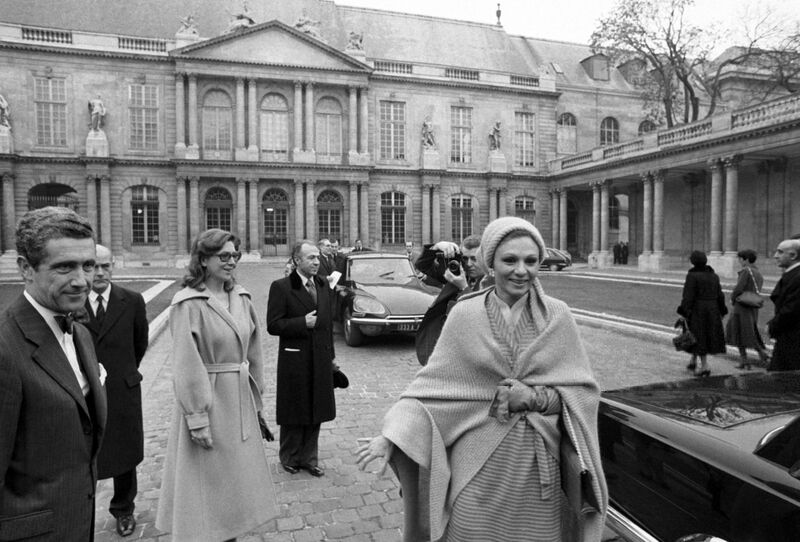 پرونده:ShahbanouHotel de SullyParisDey1354.jpg