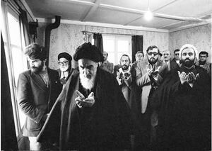 KhomeiniNeauphleChateauPray1357a1.jpg