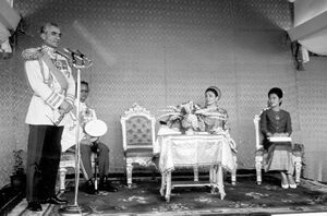 ShahanshahArrival KingBhumibolAdulyadejThailand2Bahman1346d.jpg