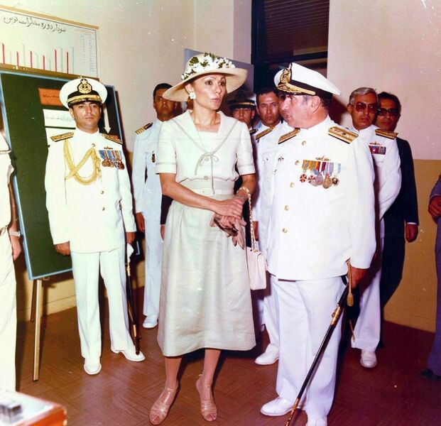 پرونده:ShahbanouNavyEducationalCentersBandarPahlavi27Khordad2537g3.jpg