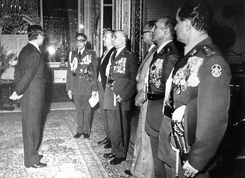 پرونده:ShahanshahGeneralAzhariCabinetNiavaran2537Shahanshahi2.jpg