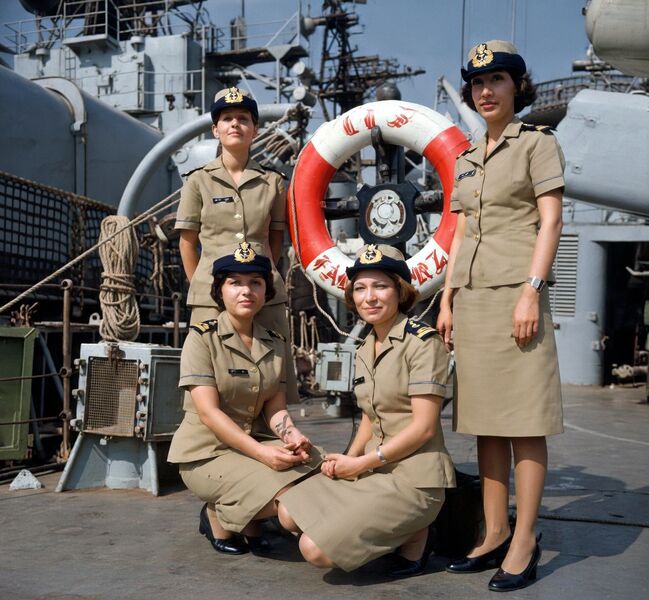 پرونده:WomenRoyalIranianNavy2536Shahanshahi3.jpg