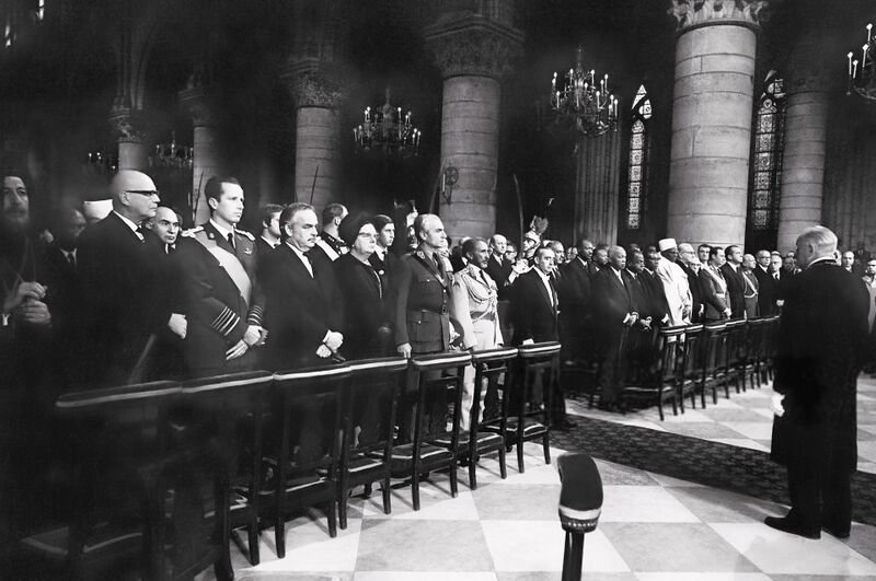 پرونده:ShahanshahDeGaulleFuneralNotreDame1349b.jpg