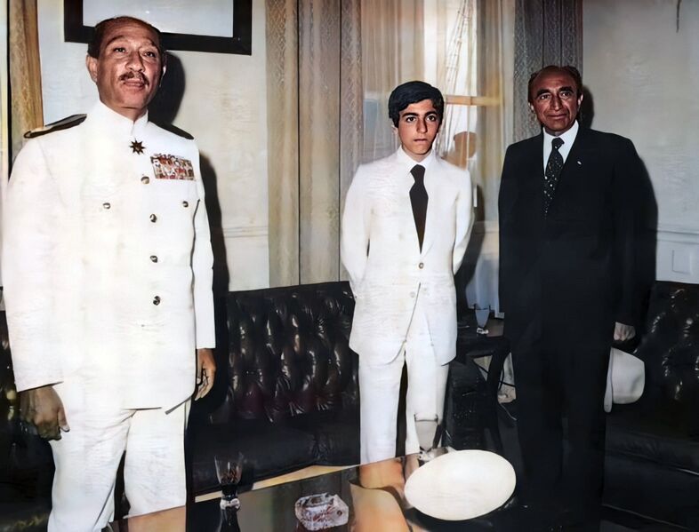 پرونده:ValiahdRezaPahlaviEgyptPresidentSadat1354d.jpg