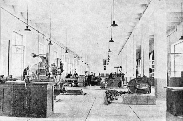 پرونده:TehranUniversityEngineeringFaclultyLab.jpg - مشروطه