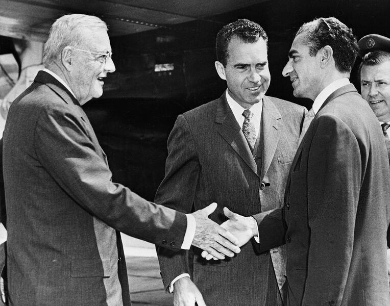 پرونده:ShahanshahArrivalJohnFosterDullesVicePresidentNixon9Tir1337.jpg