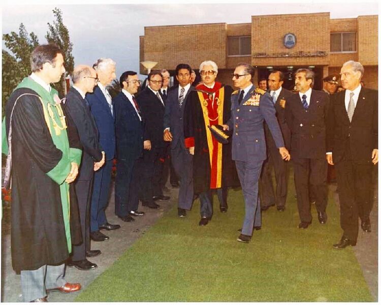 پرونده:ShahanshahAryamehrFerdowsiUniComputerCenter10Khordad1354.jpg