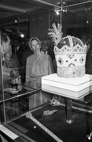 MmeGiscard d’EstaingCrownJewellryMehr2535.jpg