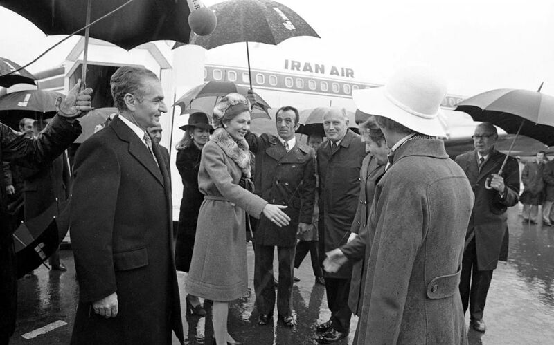 پرونده:ShahanshahAryamehrShahbanouArrivalNewzealandMehr1353d.jpg