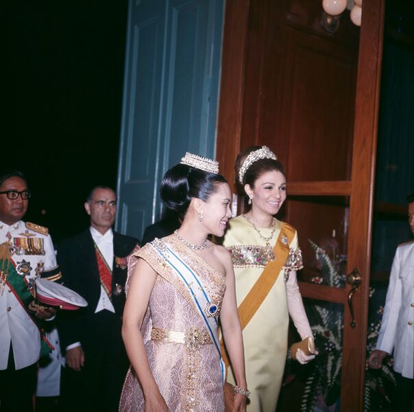 پرونده:ShahbanouQueenSirkitThailandBahman1346.jpg