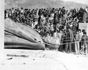 DestrctionShahbanouStatueOnShahbanouFarahDam1357b.jpg