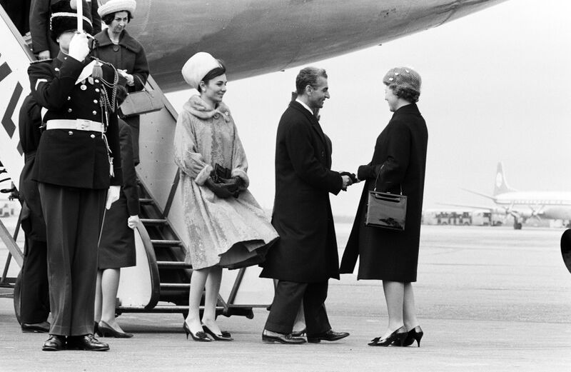 پرونده:ShahanshahShahbanouArrivalAmsterdam1341.jpg