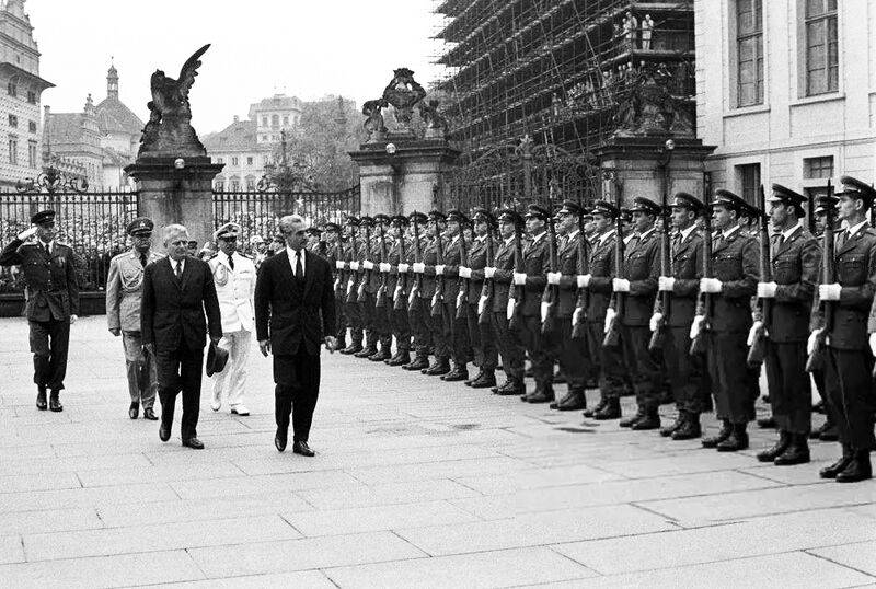 پرونده:ShahanshahInspectsGuardofHonourCzechoslovakPresidentPragueCastle1346.jpg