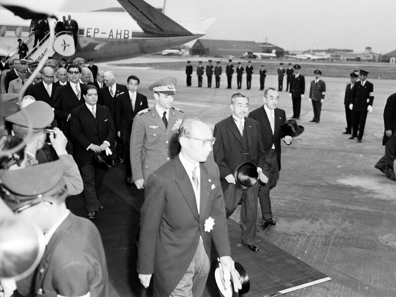 پرونده:ShahanshahArrivalHanedaAirportEmprorHirohito1337d.jpg
