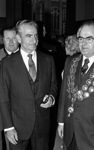 پرونده:ShahanshahAryamehrShahbanouGovernorNewZealand5Mehr1353m5.jpg