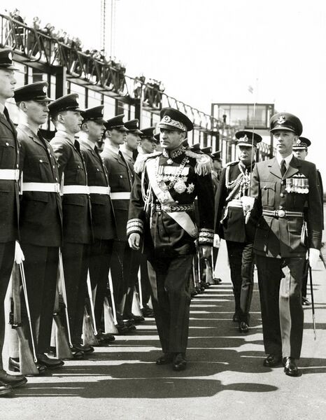 پرونده:ShahanshahGuardOfHonourRAF GatwickAirport1338.jpg