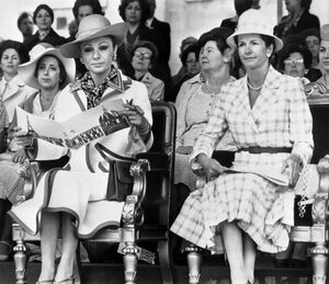 ShahbanouWifeGiscardDstaing14July1977ParadeParis.jpg