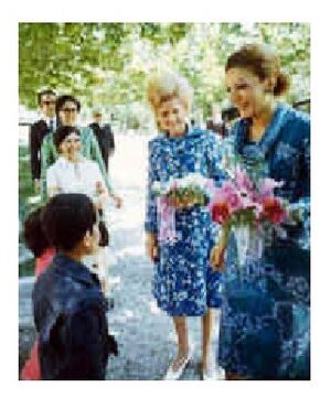 PatriciaNixonFarahPahlaviJamiyatKheyriyeh10Khordad1351a.jpg