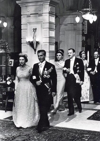 پرونده:ShahanshahQueenElizabethOfficialCeremonyAmsterdam1341.jpg